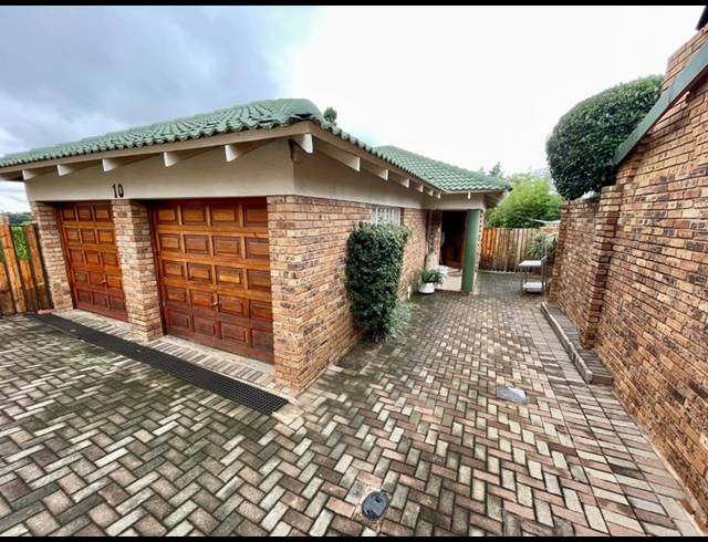 3 BEDROOM TOWNHOUSE FOR SALE IN KENMARE